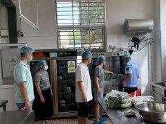 详尽查抄场合卫生备运转、食材分类存放、餐具